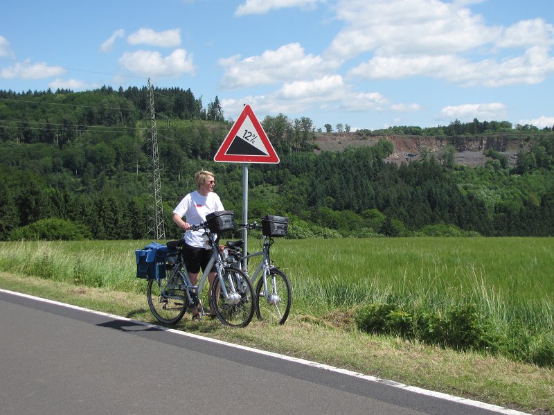 frouwkje lahntalradweg.jpg - Daar hadden we even niet op gerekend! Er mist nog een klein stukje van de Lahntalradweg. Je kunt hier kiezen: of met de trein, of het dal uit en een paar kilometer verder weer afdalen naar de Lahn. En inderdaad, het was een stevige klim.